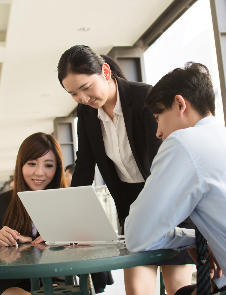 HOIIY Singapore B2B team: Collaborating outdoors on the smart app integration and sleek design for the 8L Glass Air Fryer.