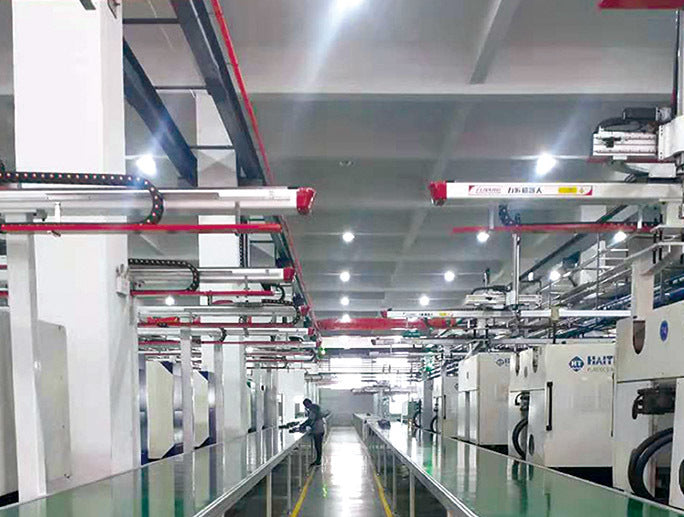 HOIIY Singapore injection molding facility: Advanced machinery producing heat-resistant, BPA-free housing components for the Air Fryer.