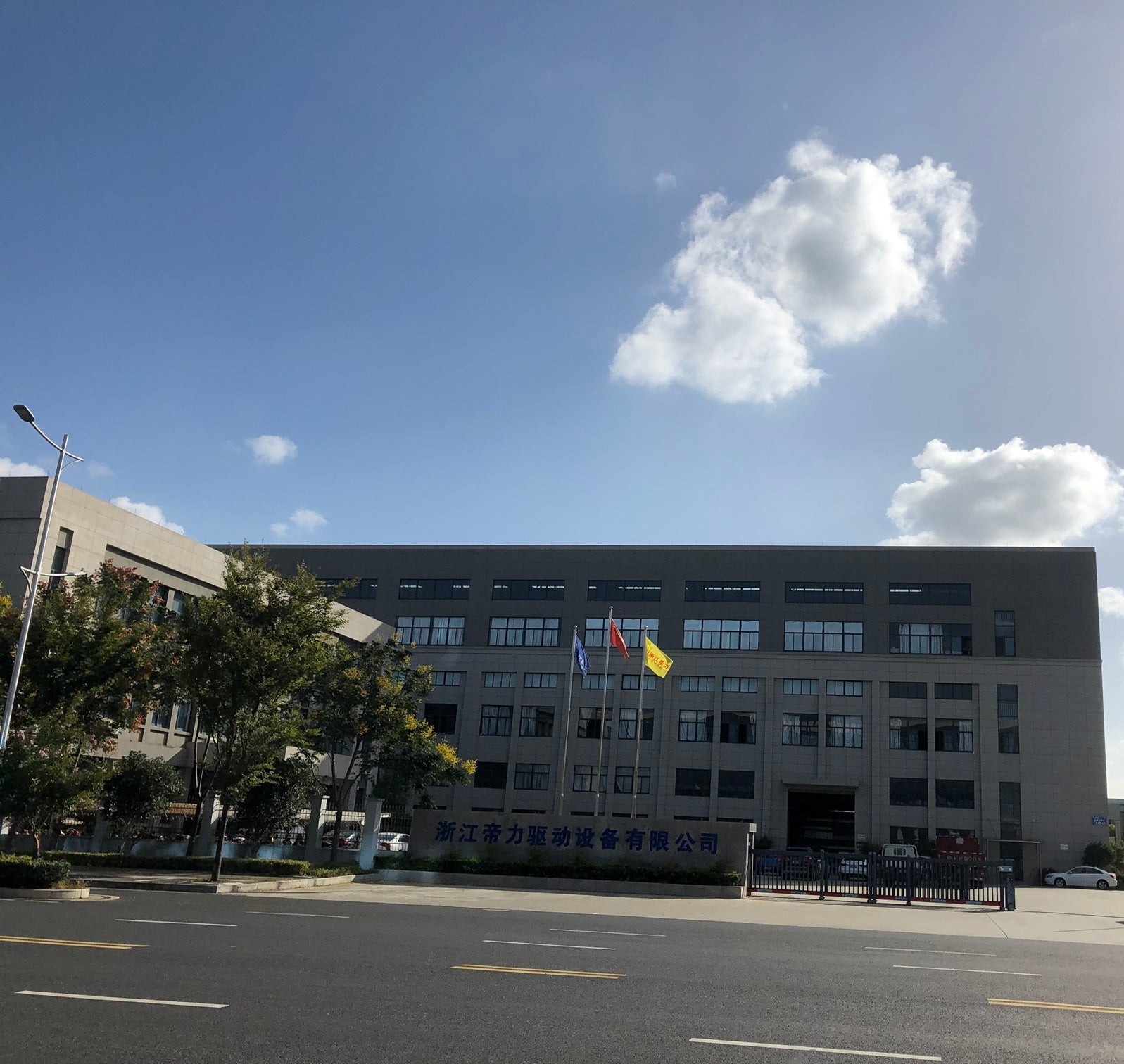 HOIIY's advanced production base in Zhejiang, China: A modern facility dedicated to the large-scale manufacturing of 8L Glass Air Fryers for Singapore and global markets.