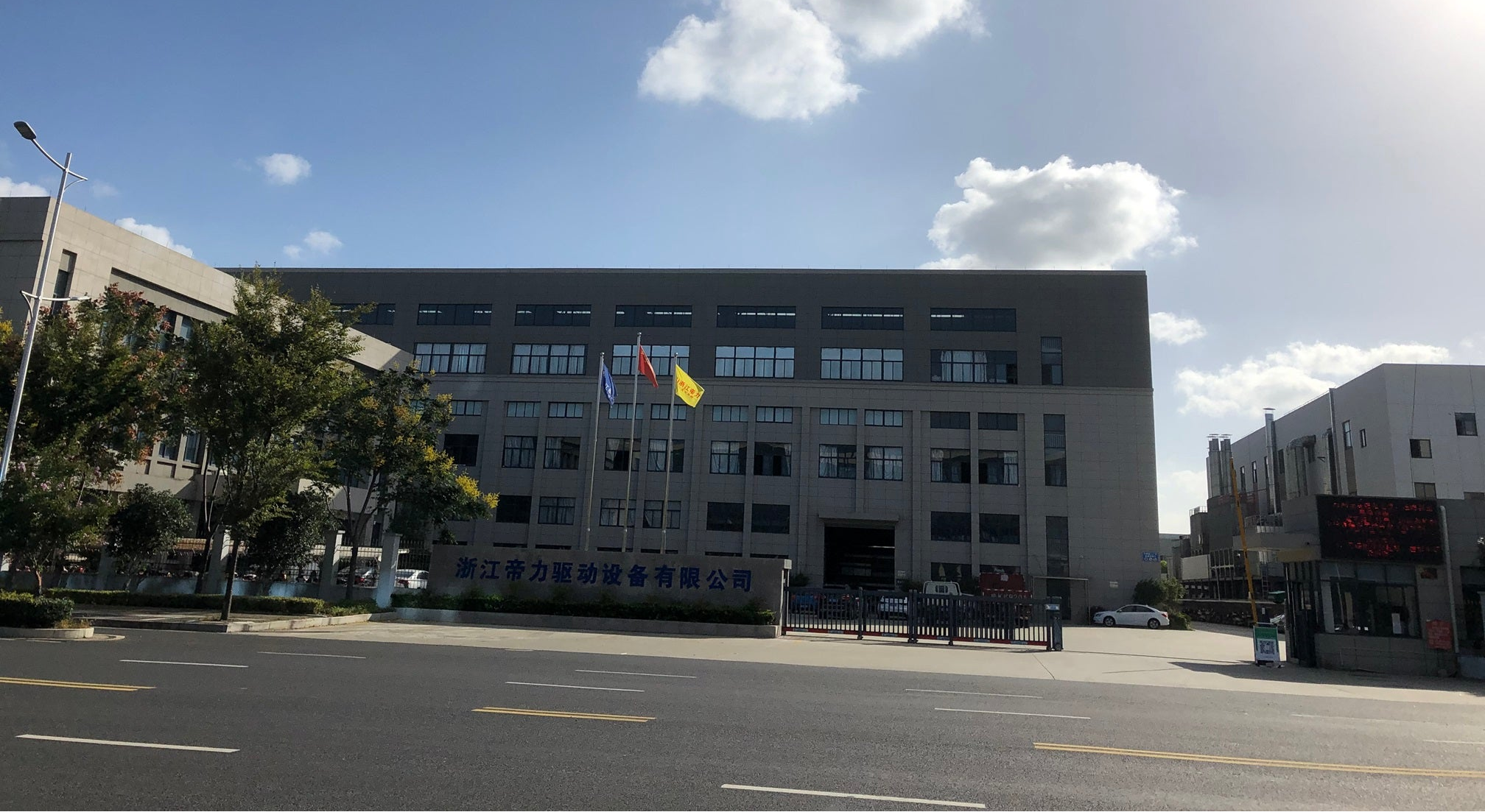 HOIIY's advanced production base in Zhejiang, China: A modern facility dedicated to the large-scale manufacturing of 8L Glass Air Fryers for Singapore and global markets.