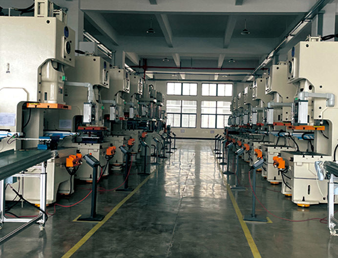 HOIIY Singapore metal stamping facility: Precision machinery manufacturing high-reflectivity internal components for the 8L Glass Air Fryer's 3D heating system.